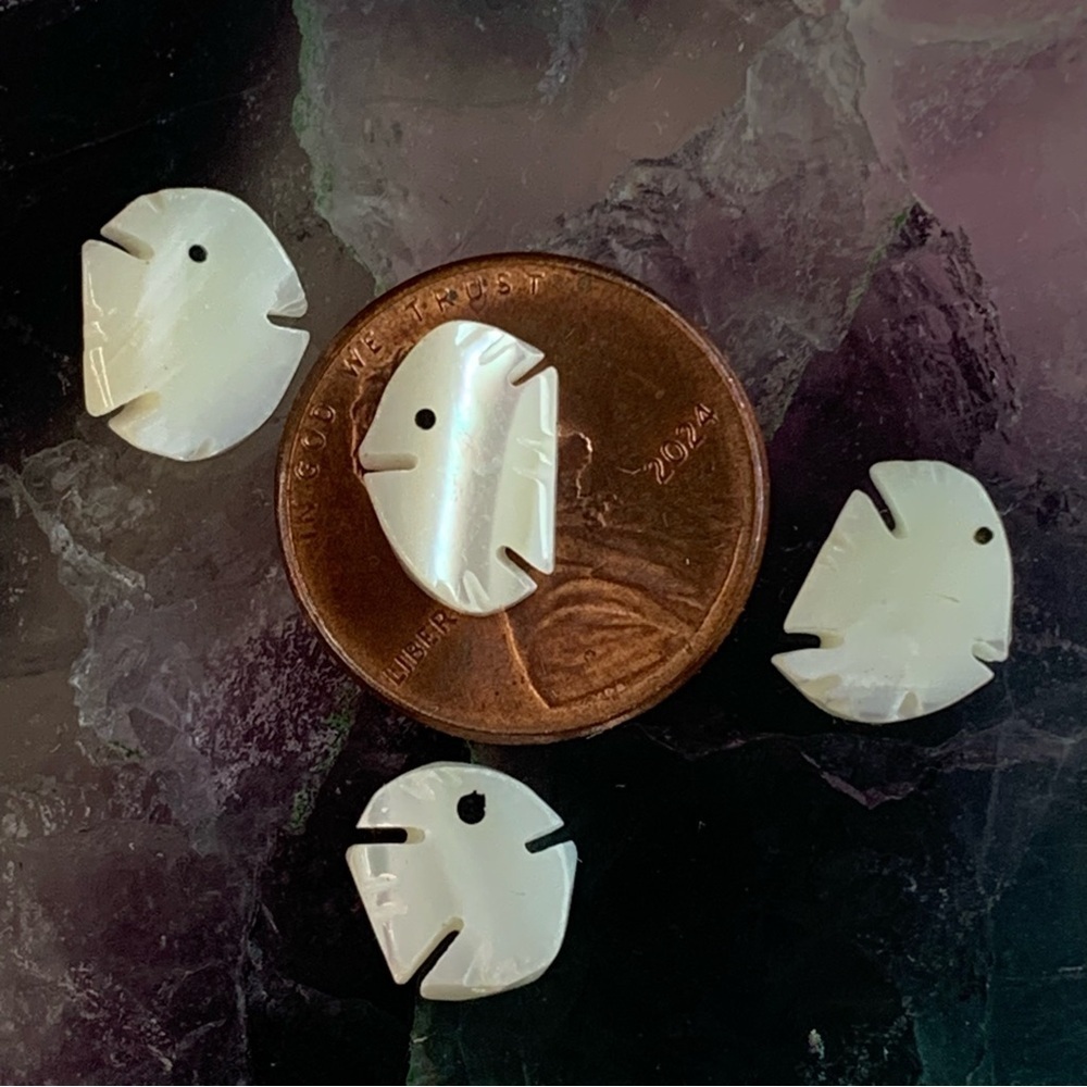 4 Hand Carved Mother of Pearl Fish Fetish Beads MOP Angelfish Vintage Lot 10mm - Picture 6 of 16